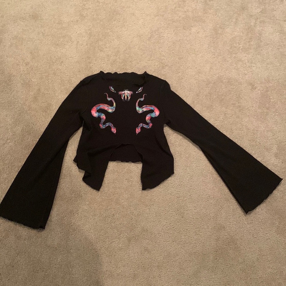 split crop top with flared sleeves and dragon pattern